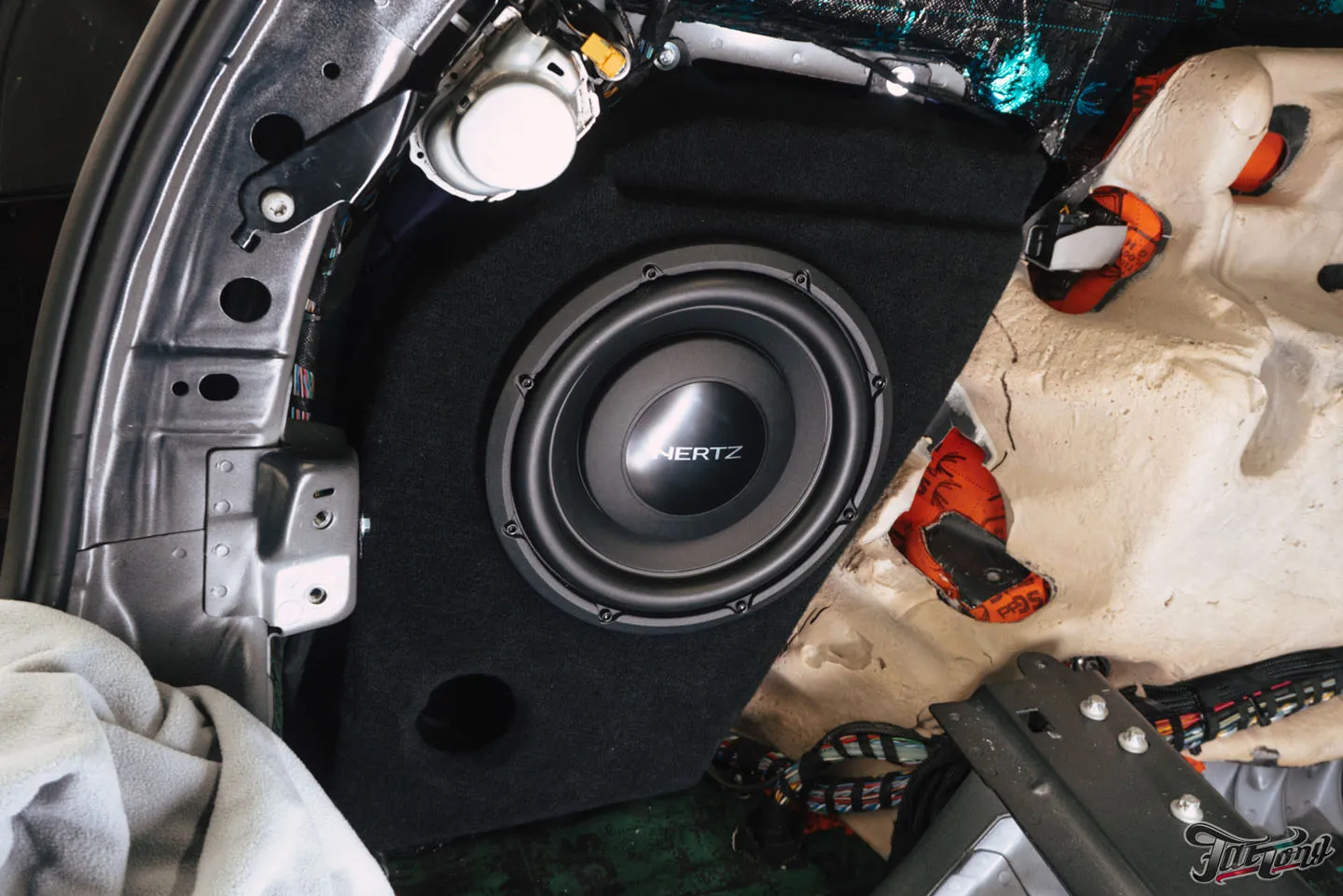 Восстановление Mercedes GLS с пробегом, часть 2: комплексная шумоизоляция, новая акустическая система, подсветка в салоне